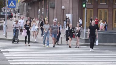 KYIV, UKRAINE 21 Ekim 2024: Bir grup insan yaya geçidini geçiyor, ağır çekim