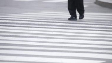 KYIV, UKRAINE 21 Ekim 2024: Bir grup insan yaya geçidini geçiyor, ağır çekim