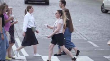 KYIV, UKRAINE 21 Ekim 2024: Bir grup insan yaya geçidini geçiyor, ağır çekim