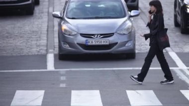 KYIV, UKRAINE 21 Ekim 2024: Bir grup insan yaya geçidini geçiyor, ağır çekim