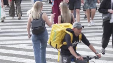 KYIV, UKRAINE 21 Ekim 2024: Bir grup insan yaya geçidini geçiyor, ağır çekim