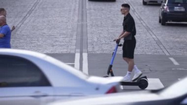 KYIV, UKRAINE 21 Ekim 2024: Bir grup insan yaya geçidini geçiyor, ağır çekim