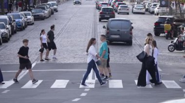 KYIV, UKRAINE 21 Ekim 2024: Bir grup insan yaya geçidini geçiyor, ağır çekim