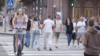 KYIV, UKRAINE 21 Ekim 2024: Bir grup insan yaya geçidini geçiyor, ağır çekim