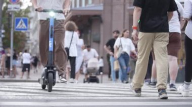 KYIV, UKRAINE 21 Ekim 2024: Bir grup insan yaya geçidini geçiyor, ağır çekim