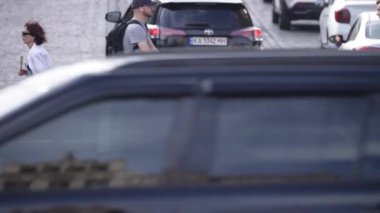 KYIV, UKRAINE 21 Ekim 2024: Bir grup insan yaya geçidini geçiyor, ağır çekim