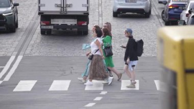 KYIV, UKRAINE 21 Ekim 2024: Bir grup insan yaya geçidini geçiyor, ağır çekim