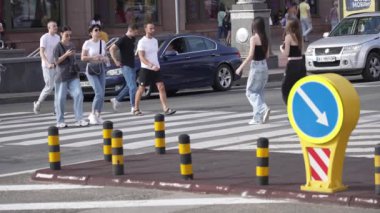 KYIV, UKRAINE 21 Ekim 2024: Bir grup insan yaya geçidini geçiyor, ağır çekim