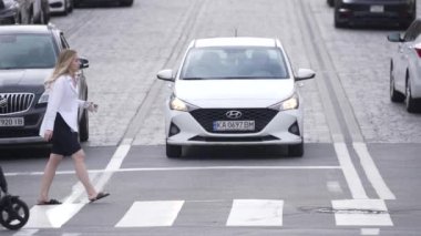 KYIV, UKRAINE 21 Ekim 2024: Bir grup insan yaya geçidini geçiyor, ağır çekim