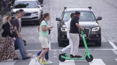 KYIV, UKRAINE 21 Ekim 2024: Bir grup insan yaya geçidini geçiyor, ağır çekim