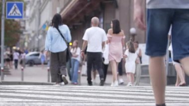 KYIV, UKRAINE 21 Ekim 2024: Bir grup insan yaya geçidini geçiyor, ağır çekim