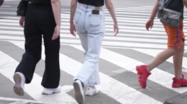 KYIV, UKRAINE 21 Ekim 2024: Bir grup insan yaya geçidini geçiyor, ağır çekim