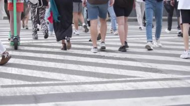 KYIV, UKRAINE 21 Ekim 2024: Bir grup insan yaya geçidini geçiyor, ağır çekim