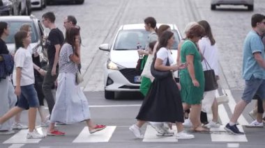 KYIV, UKRAINE 21 Ekim 2024: Bir grup insan yaya geçidini geçiyor, ağır çekim