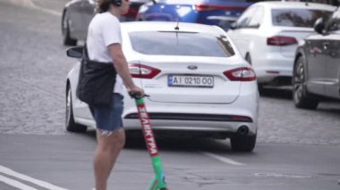 KYIV, UKRAINE 21 Ekim 2024: Bir grup insan yaya geçidini geçiyor, ağır çekim