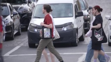 KYIV, UKRAINE 21 Ekim 2024: Bir grup insan yaya geçidini geçiyor, ağır çekim