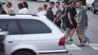 KYIV, UKRAINE 21 Ekim 2024: Bir grup insan yaya geçidini geçiyor, ağır çekim