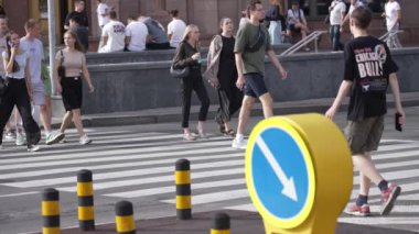 KYIV, UKRAINE 21 Ekim 2024: Bir grup insan yaya geçidini geçiyor, ağır çekim