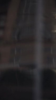 KYIV, UKRAINE 21 Ekim 2024: Yaya geçidindeki bir kalabalığın dikey videosu, yavaş çekim