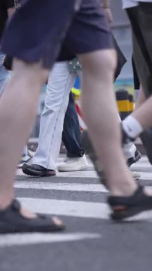 KYIV, UKRAINE 21 Ekim 2024: Yaya geçidindeki bir kalabalığın dikey videosu, yavaş çekim