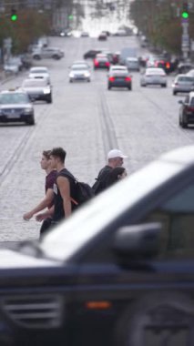 KYIV, UKRAINE 21 Ekim 2024: Yaya geçidindeki bir kalabalığın dikey videosu, yavaş çekim