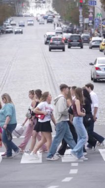 KYIV, UKRAINE 21 Ekim 2024: Yaya geçidindeki bir kalabalığın dikey videosu, yavaş çekim