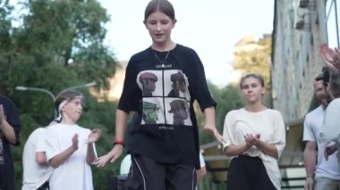 KYIV, UKRAINE ECTOBER 13 Ekim 2024: Bir dansçı Kyiv sokaklarında break dans yapıyor