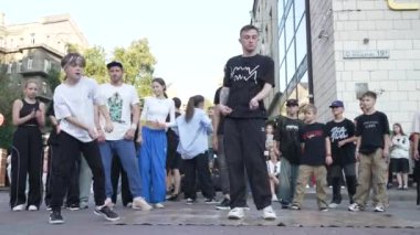 KYIV, UKRAINE ECTOBER 13 Ekim 2024: Bir dansçı Kyiv sokaklarında break dans yapıyor