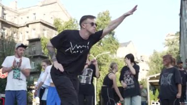 KYIV, UKRAINE ECTOBER 13 Ekim 2024: Bir dansçı Kyiv sokaklarında break dans yapıyor