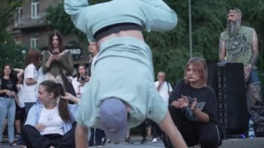 KYIV, UKRAINE ECTOBER 13 Ekim 2024: Bir dansçı Kyiv sokaklarında break dans yapıyor