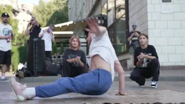 KYIV, UKRAINE ECTOBER 13 Ekim 2024: Bir dansçı Kyiv sokaklarında break dans yapıyor