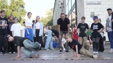 KYIV, UKRAINE ECTOBER 13 Ekim 2024: Bir dansçı Kyiv sokaklarında break dans yapıyor