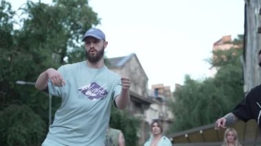 KYIV, UKRAINE ECTOBER 13 Ekim 2024: Bir dansçı Kyiv sokaklarında break dans yapıyor