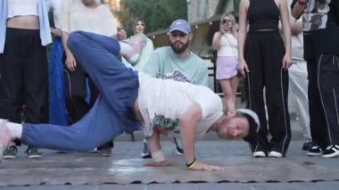 KYIV, UKRAINE ECTOBER 13 Ekim 2024: Bir dansçı Kyiv sokaklarında break dans yapıyor