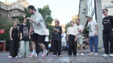 KYIV, UKRAINE ECTOBER 13 Ekim 2024: Bir dansçı Kyiv sokaklarında break dans yapıyor