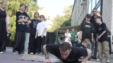 KYIV, UKRAINE ECTOBER 13 Ekim 2024: Bir dansçı Kyiv sokaklarında break dans yapıyor