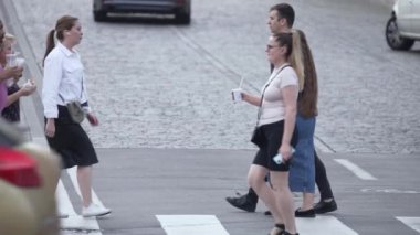 KYIV, UKRAINE 21 Ekim 2024: Yaya geçidindeki kalabalık, ağır çekim