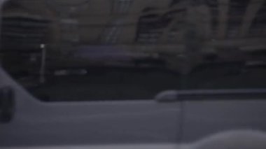 KYIV, UKRAINE 21 Ekim 2024: Yaya geçidindeki kalabalık, ağır çekim