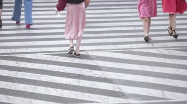 KYIV, UKRAINE 21 Ekim 2024: Yaya geçidindeki kalabalık, ağır çekim