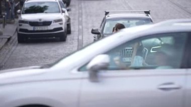 KYIV, UKRAINE 21 Ekim 2024: Yaya geçidindeki kalabalık, ağır çekim