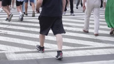 KYIV, UKRAINE 21 Ekim 2024: Yaya geçidindeki kalabalık, ağır çekim