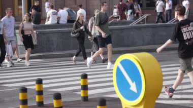 KYIV, UKRAINE 21 Ekim 2024: Yaya geçidindeki kalabalık, ağır çekim