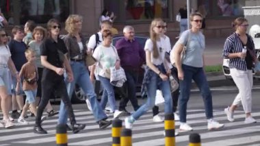 KYIV, UKRAINE 21 Ekim 2024: Yaya geçidindeki kalabalık, ağır çekim