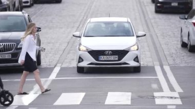 KYIV, UKRAINE 21 Ekim 2024: Yaya geçidindeki kalabalık, ağır çekim