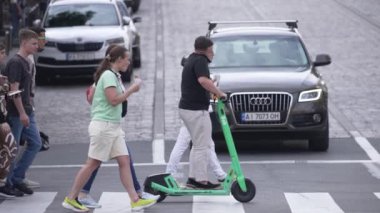 KYIV, UKRAINE 21 Ekim 2024: Yaya geçidindeki kalabalık, ağır çekim