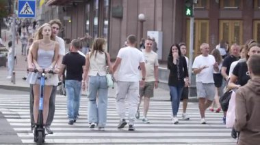 KYIV, UKRAINE 21 Ekim 2024: Yaya geçidindeki kalabalık, ağır çekim