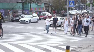 KYIV, UKRAINE 21 Ekim 2024: Yaya geçidindeki kalabalık, ağır çekim