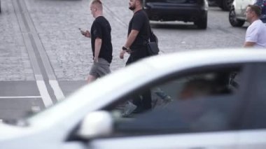 KYIV, UKRAINE 21 Ekim 2024: Yaya geçidindeki kalabalık, ağır çekim