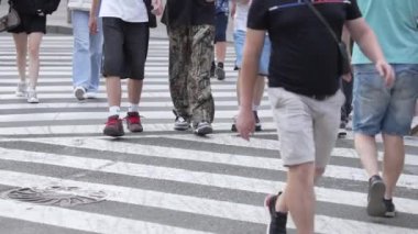 KYIV, UKRAINE 21 Ekim 2024: Yaya geçidindeki kalabalık, ağır çekim