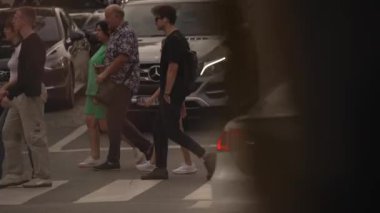 KYIV, UKRAINE 21 Ekim 2024: Yaya geçidindeki kalabalık, ağır çekim